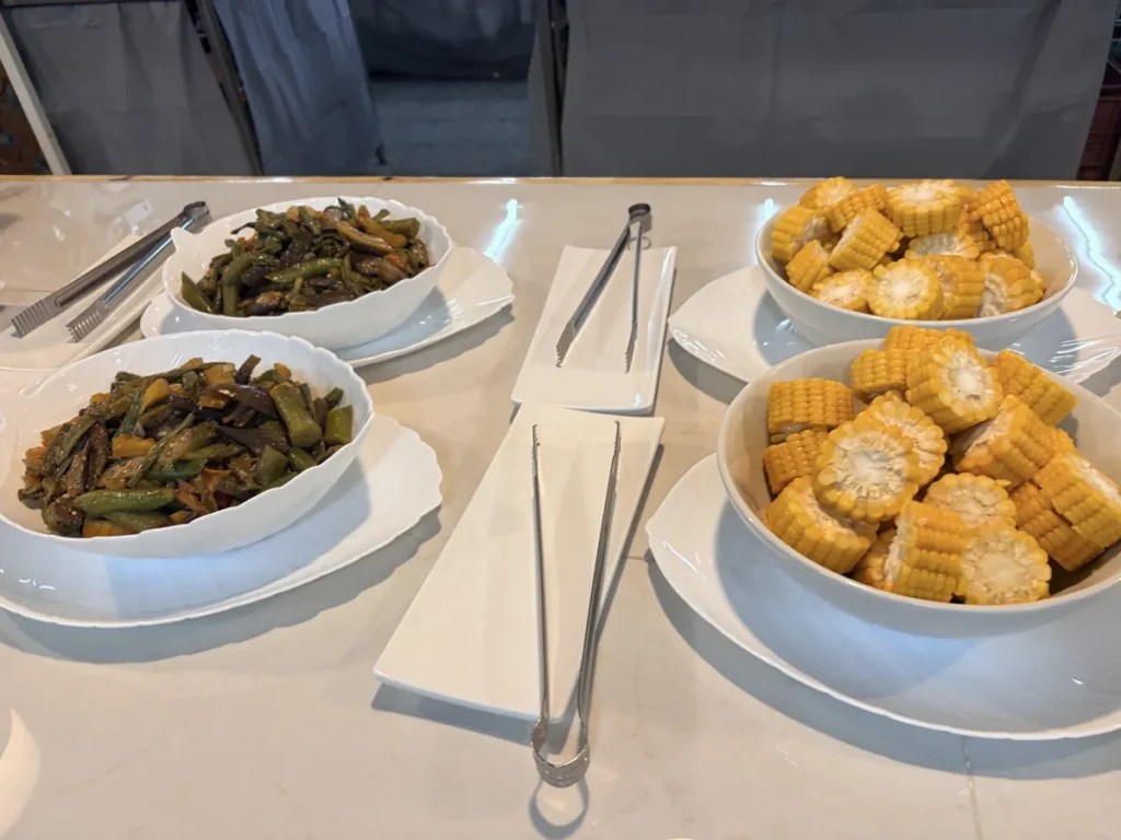 필리핀 바기오 PINES어학원 식사 채소볶음과 삶은 옥수수 반찬