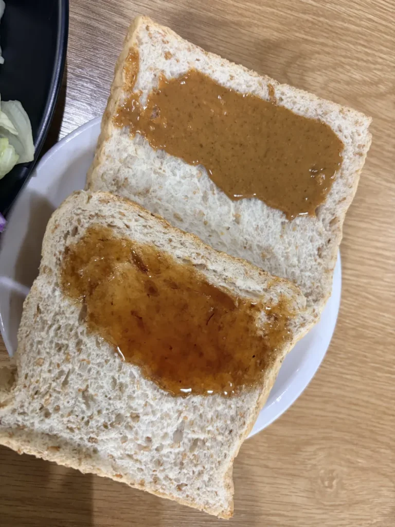 필리핀 바기오 PINES어학원 식사 땅콩버터와 잼 바른 식빵