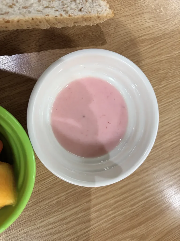 필리핀 바기오 PINES어학원 식사 딸기 요거트와 식빵