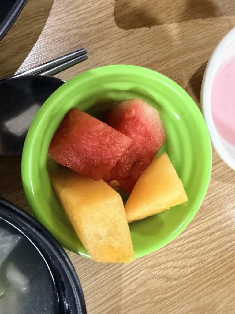 필리핀 바기오 PINES어학원 식사 수박과 멜론 컵 과일