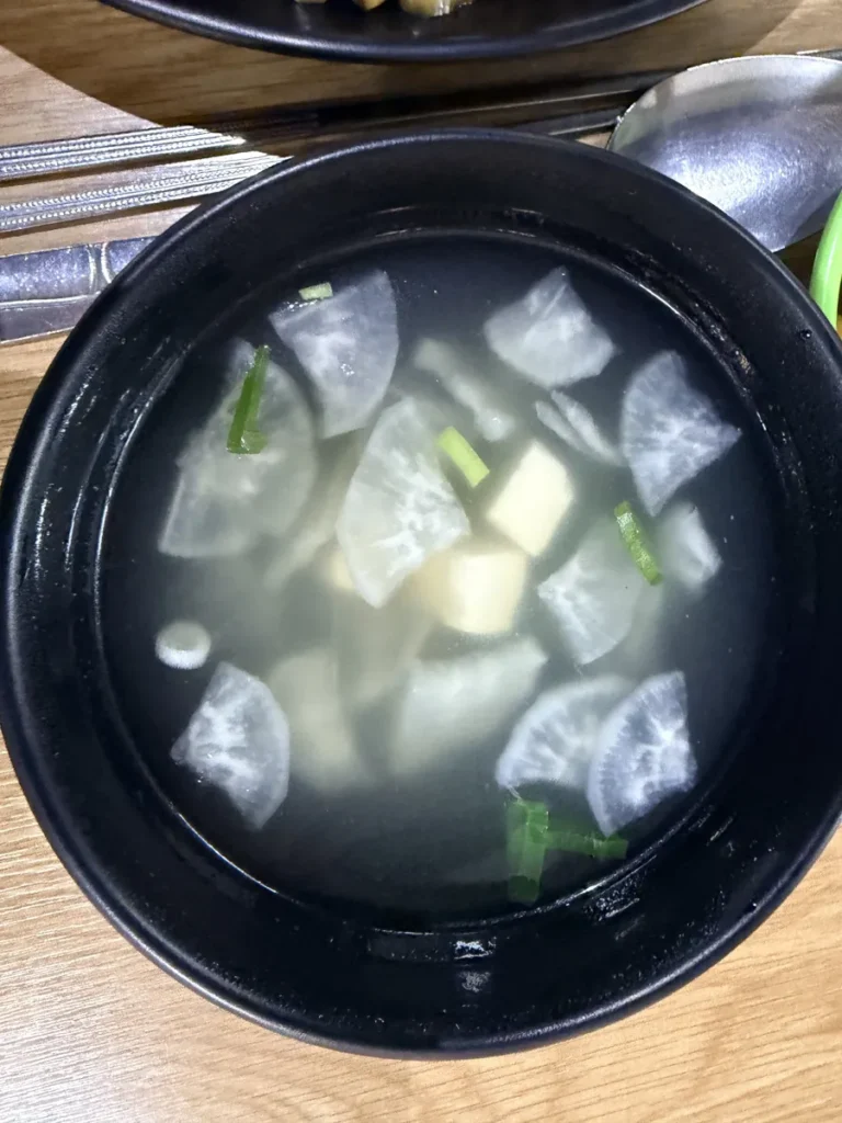 필리핀 바기오 PINES어학원 식사 무와 두부 넣은 맑은국
