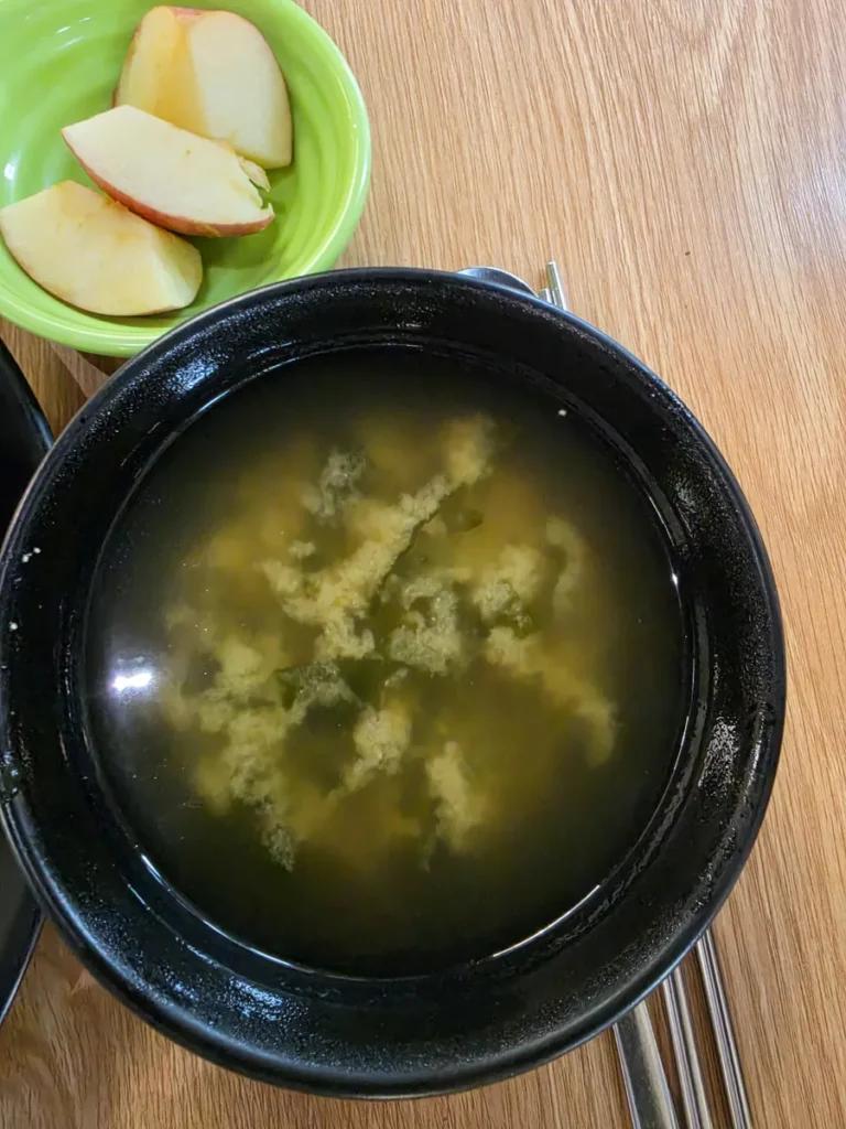 필리핀 바기오 PINES어학원 식사 미역 계란국과 사과
