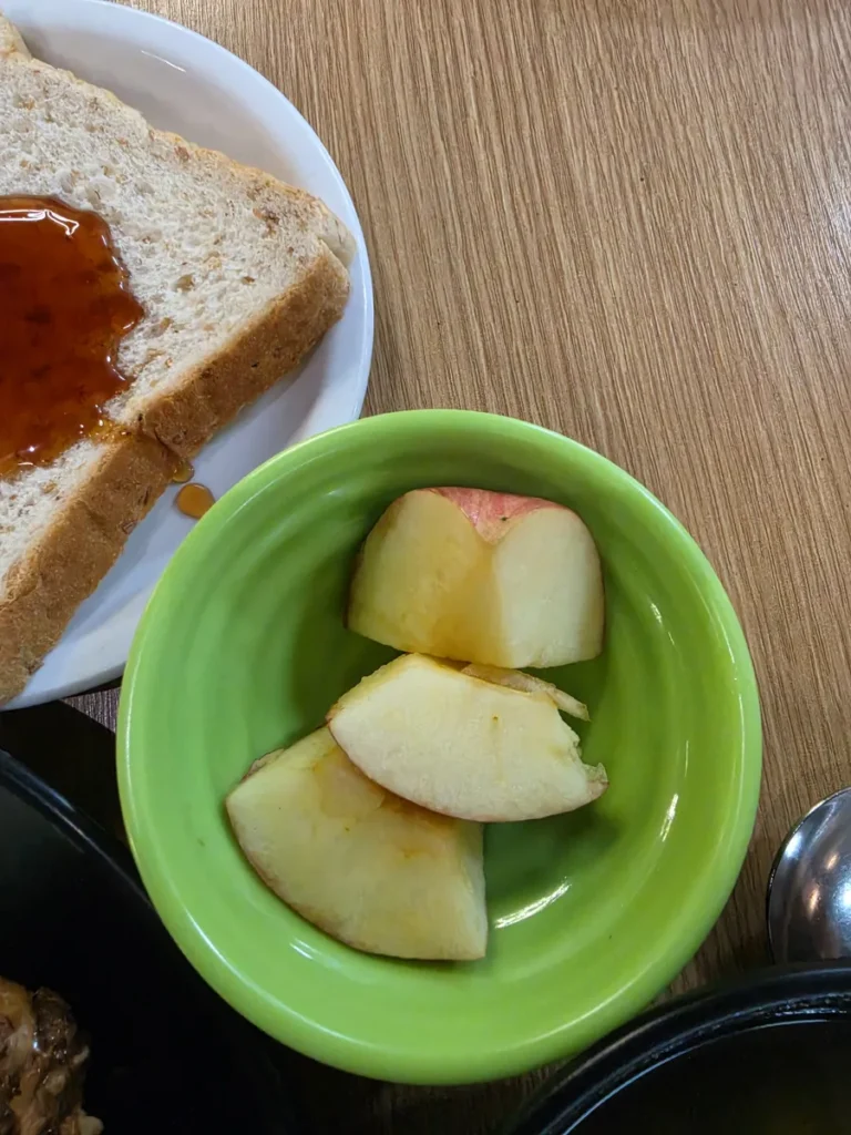 필리핀 바기오 PINES어학원 식사 사과 조각과 잼 식빵