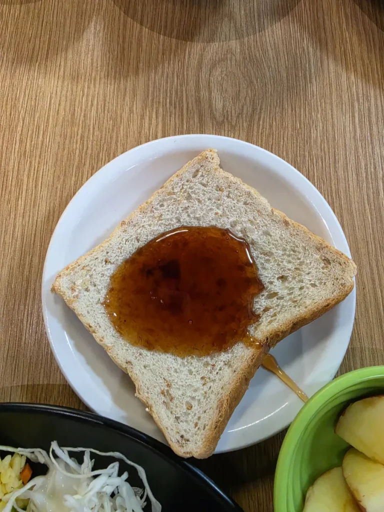 필리핀 바기오 PINES어학원 식사 잼 바른 통밀 식빵 한 장