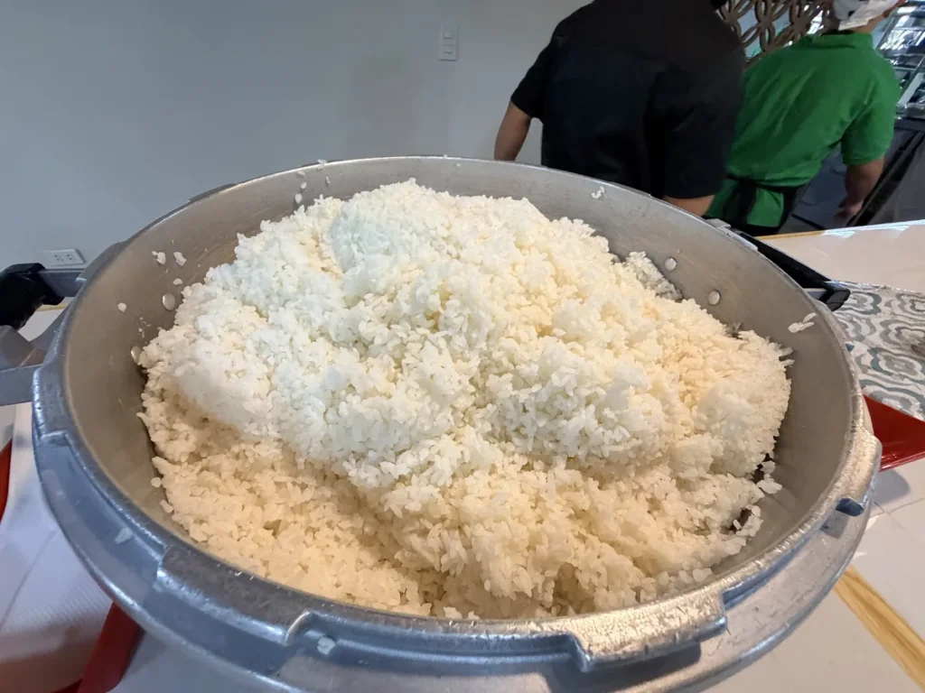 필리핀 바기오 PINES어학원 식사 큰 솥에 갓 지은 흰쌀밥