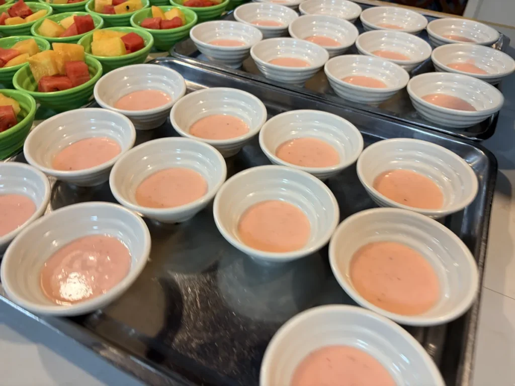필리핀 바기오 PINES어학원 식사 1인 컵에 담은 딸기 요거트