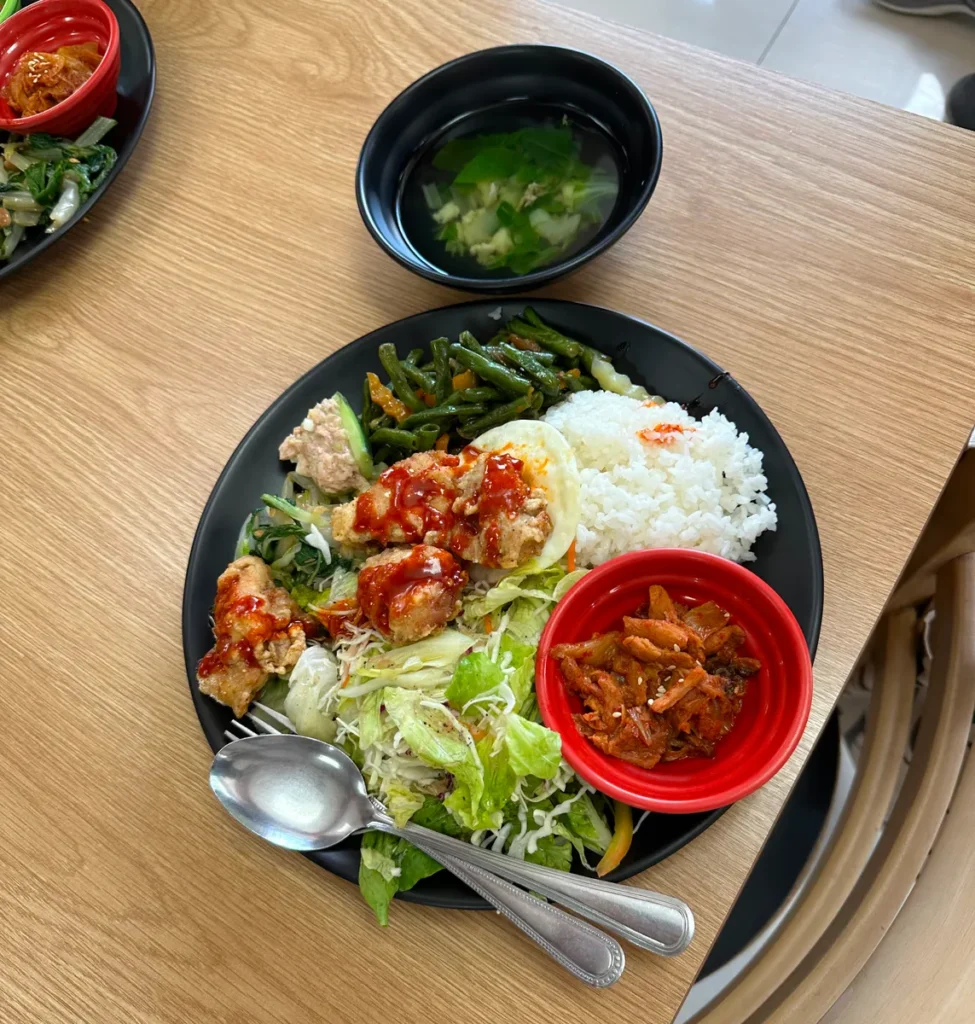 필리핀 바기오 PINES어학원 식사 밥·양념 닭튀김·나물·김치 한 접시