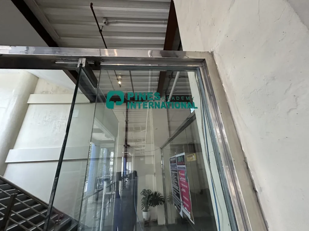 필리핀 바기오 PINES어학원 입구 학원 로고가 새겨진 유리문