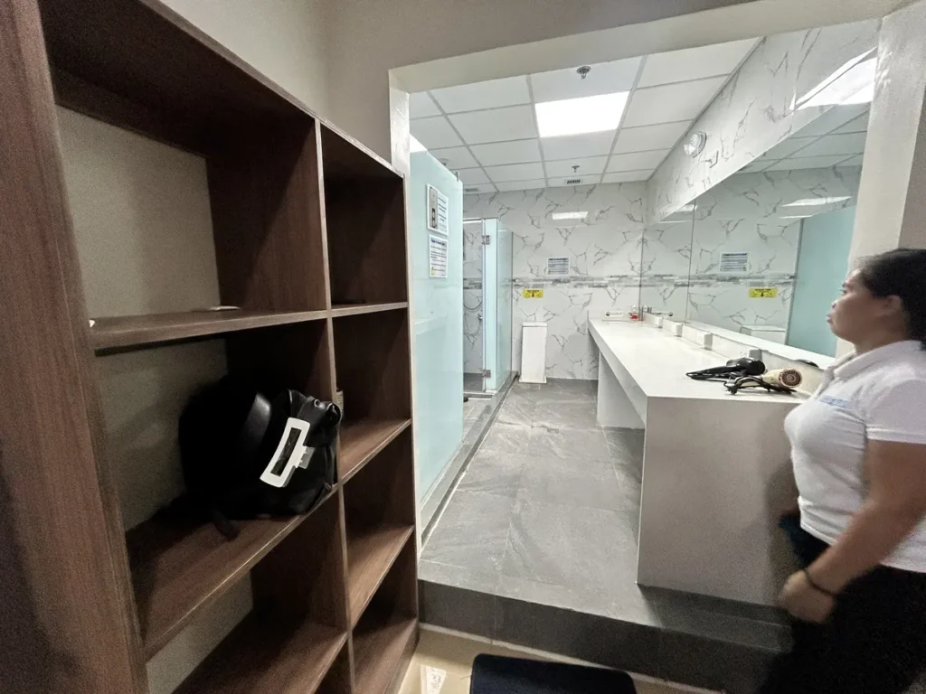 필리핀 막탄 QQ어학원 공용화장실 헬멧 수납장과 세면대 입구