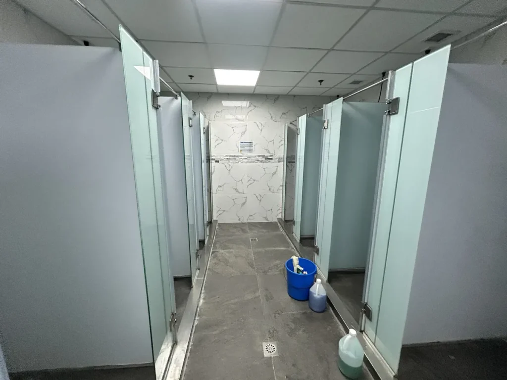 필리핀 막탄 QQ어학원 공용화장실 칸막이 샤워실 복도