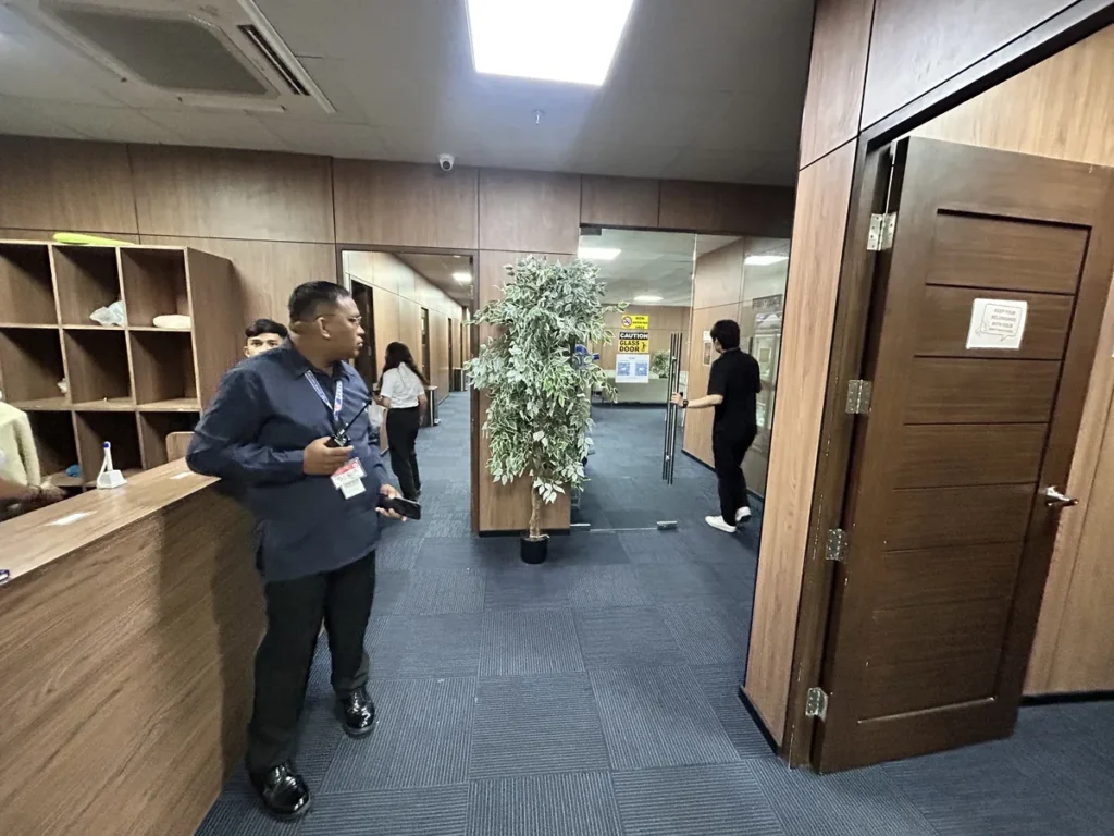 필리핀 막탄 QQ어학원 기숙사 데스크와 출입구 로비