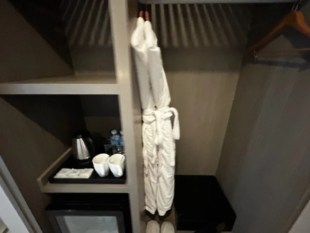 필리핀 막탄 QQ어학원 외부숙소 객실 가운과 미니바 수납장