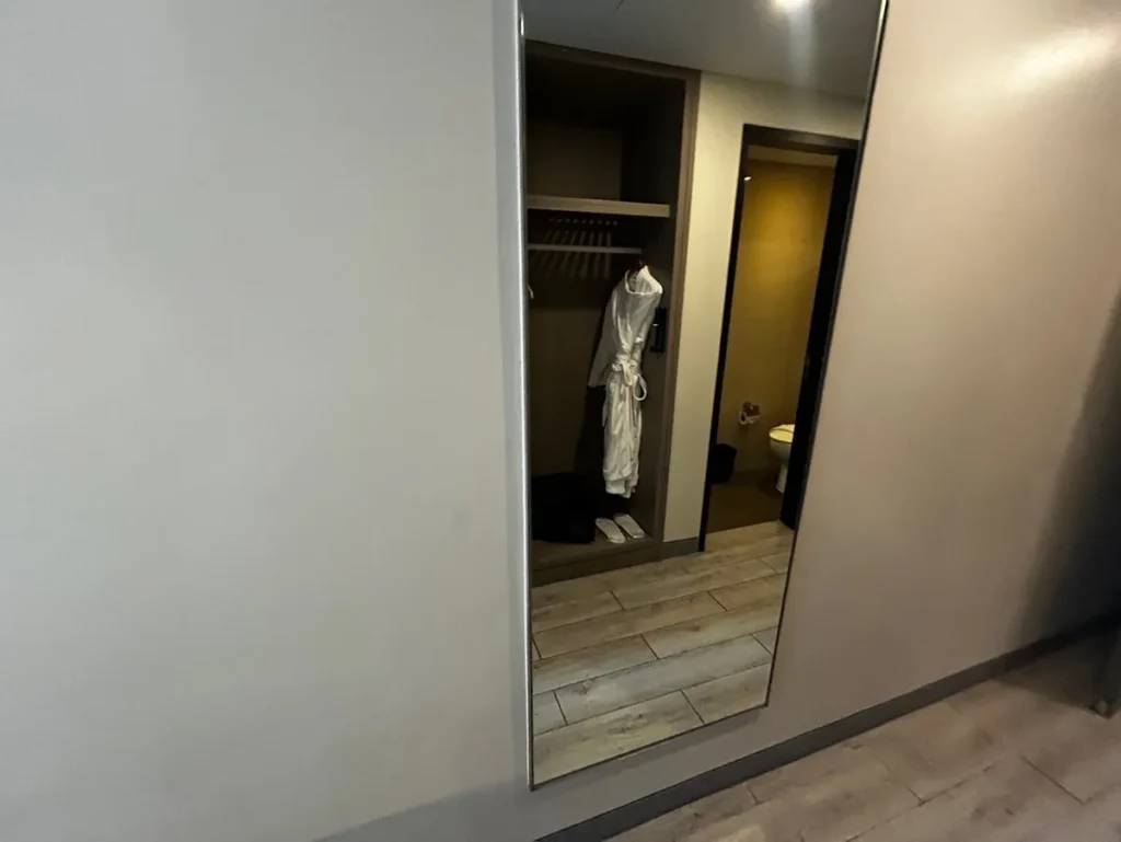 필리핀 막탄 QQ어학원 외부숙소 객실 가운 걸린 옷장 거울