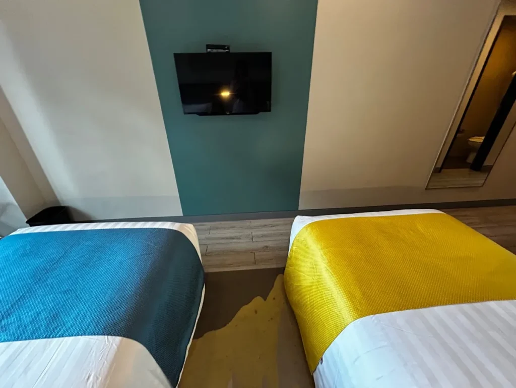 필리핀 막탄 QQ어학원 외부숙소 트윈룸 침대 사이 벽걸이 TV