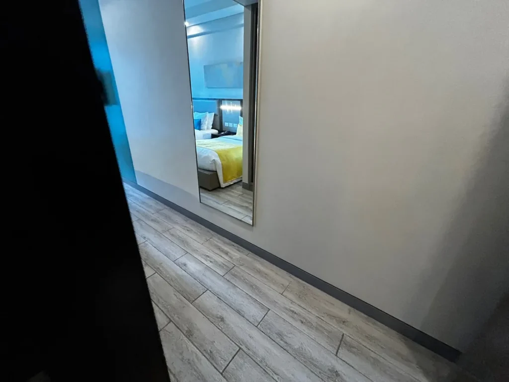 필리핀 막탄 QQ어학원 외부숙소 객실 입구 거울에 비친 침대