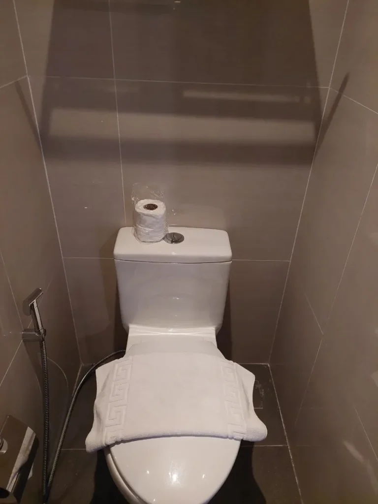 필리핀 막탄 QQ어학원 외부숙소 객실 양변기와 비데 샤워