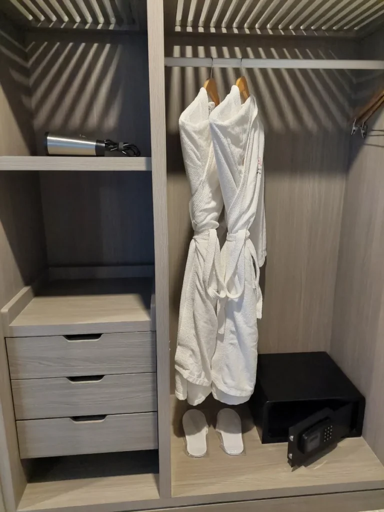 필리핀 막탄 QQ어학원 외부숙소 객실 가운 슬리퍼 금고 옷장