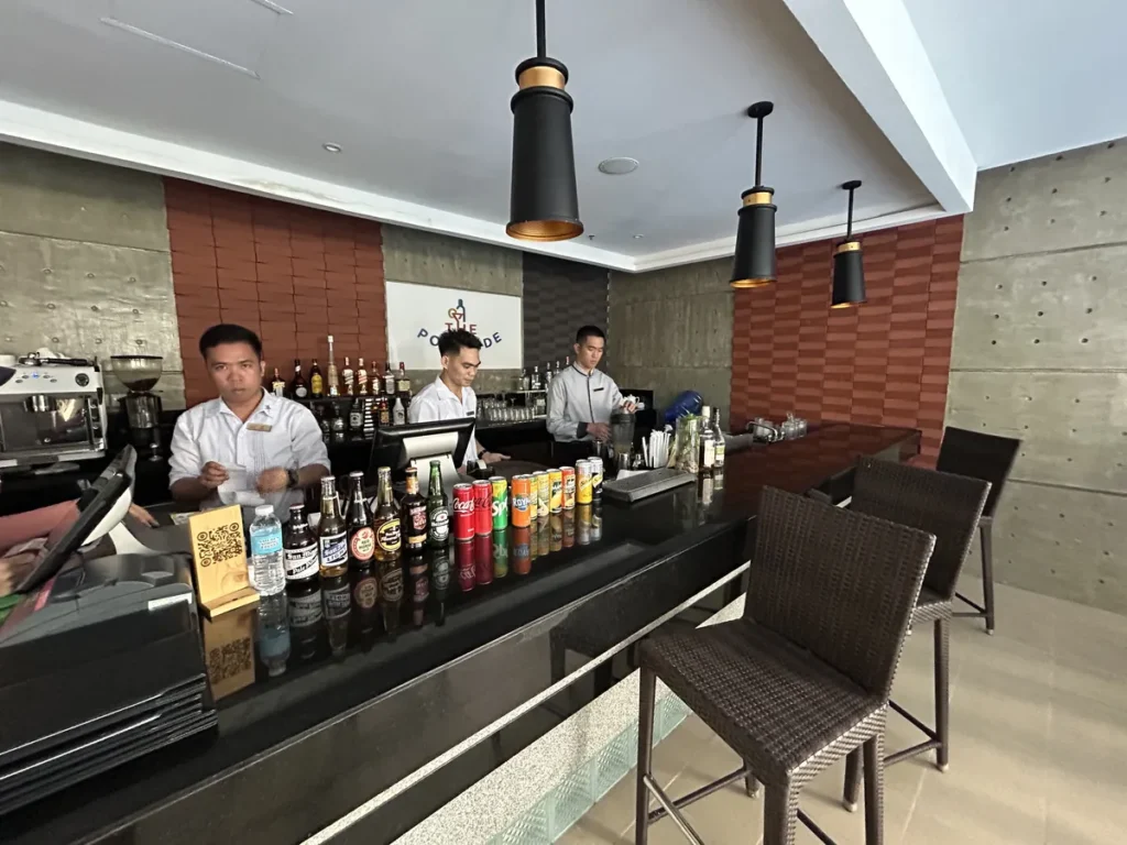 필리핀 막탄 QQ어학원 외부숙소 풀사이드 바 맥주 음료 진열