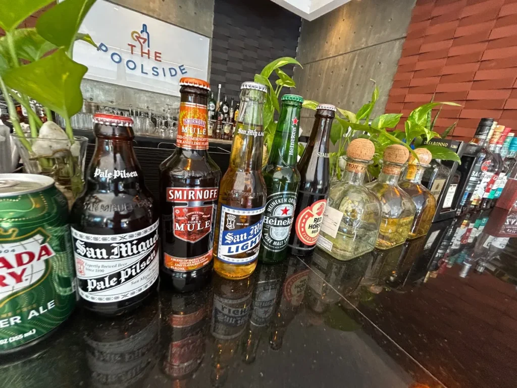 필리핀 막탄 QQ어학원 외부숙소 풀사이드 바 산미겔 맥주병
