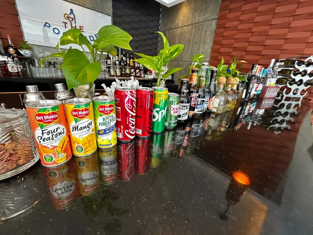필리핀 막탄 QQ어학원 외부숙소 풀사이드 바 주스캔과 음료