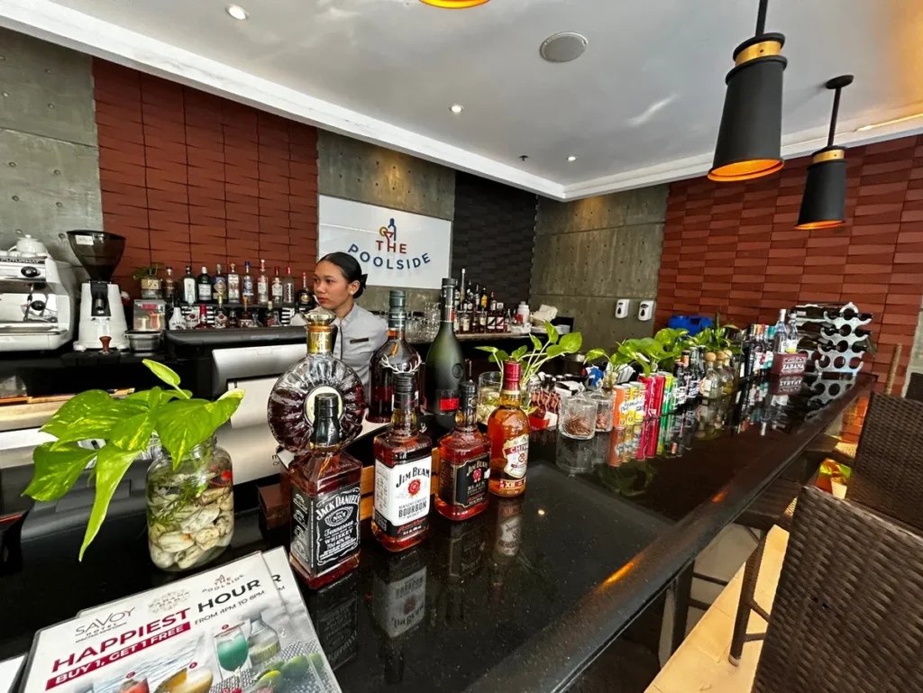 필리핀 막탄 QQ어학원 외부숙소 풀사이드 바 바텐더와 양주