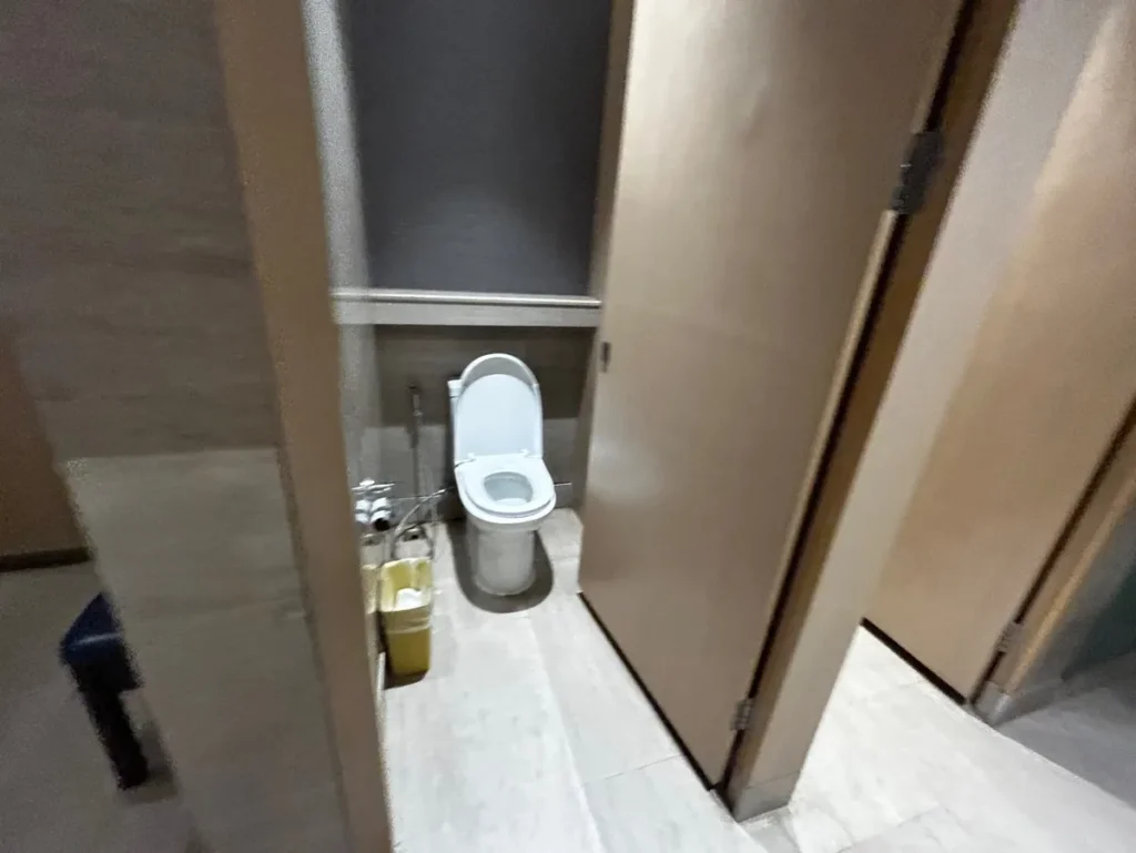 필리핀 막탄 QQ어학원 외부숙소 탈의실 양변기 칸