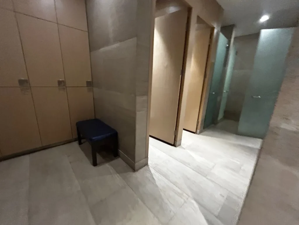 필리핀 막탄 QQ어학원 외부숙소 탈의실 사물함과 샤워실 입구