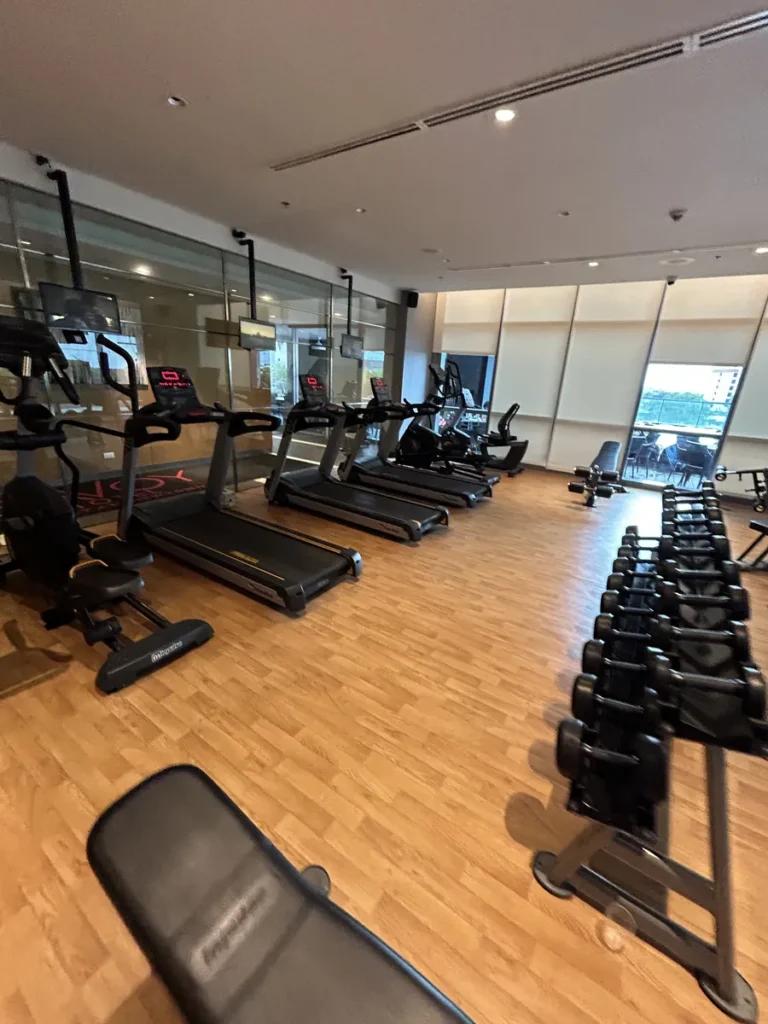 필리핀 막탄 QQ어학원 외부숙소 헬스장 러닝머신과 덤벨랙