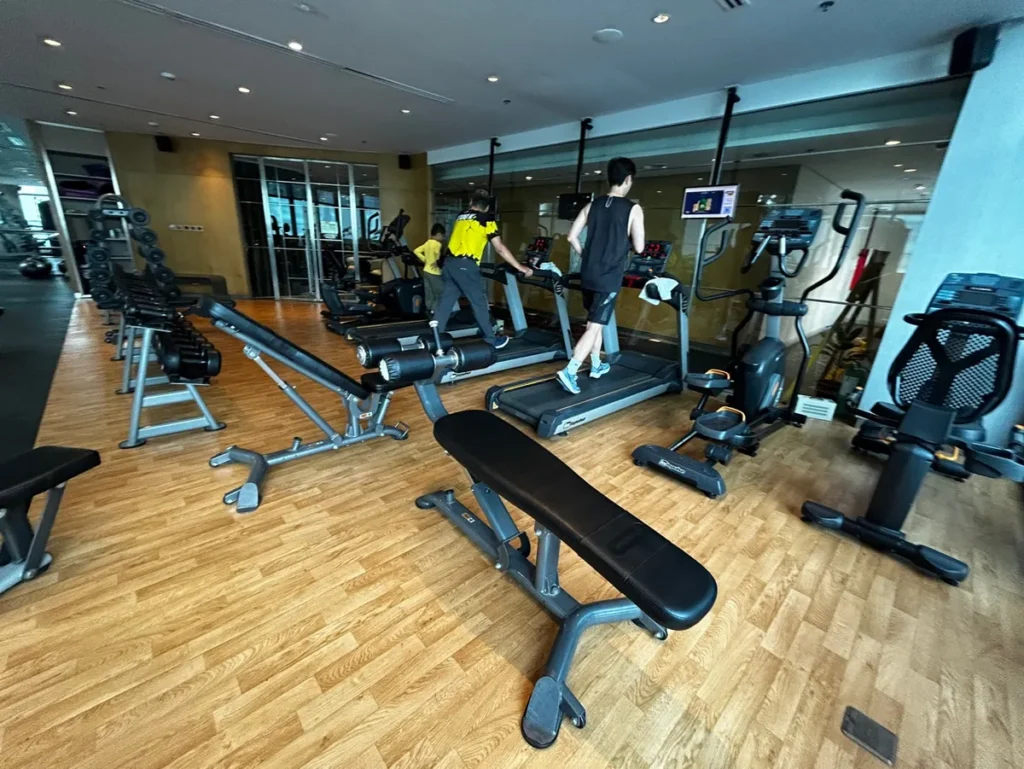 필리핀 막탄 QQ어학원 외부숙소 헬스장 러닝머신과 유산소존