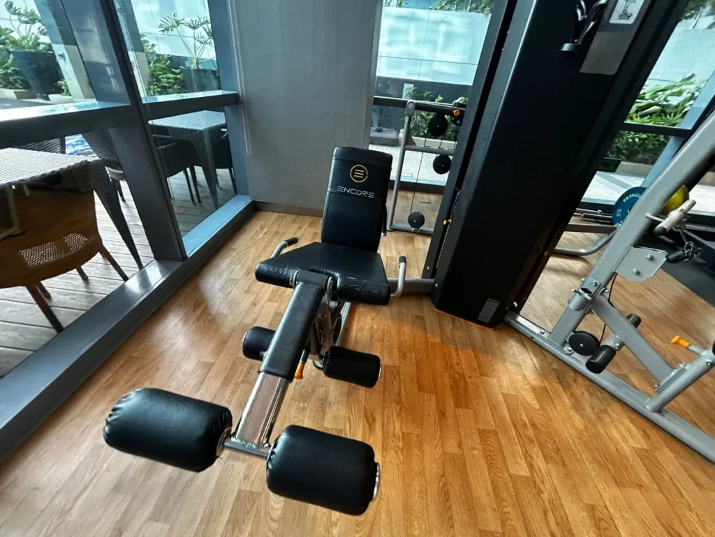 필리핀 막탄 QQ어학원 외부숙소 헬스장 레그 익스텐션 벤치