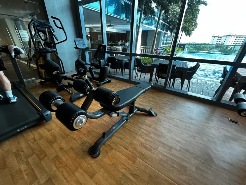 필리핀 막탄 QQ어학원 외부숙소 수영장 보이는 헬스장 벤치