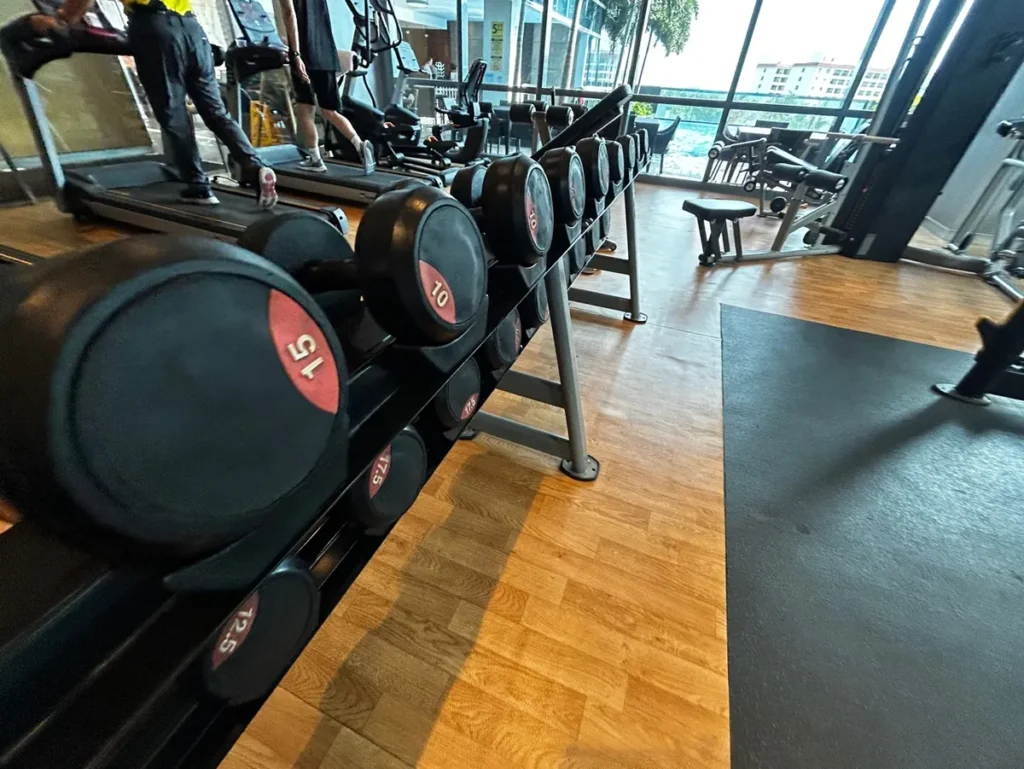 필리핀 막탄 QQ어학원 외부숙소 헬스장 덤벨랙과 러닝머신