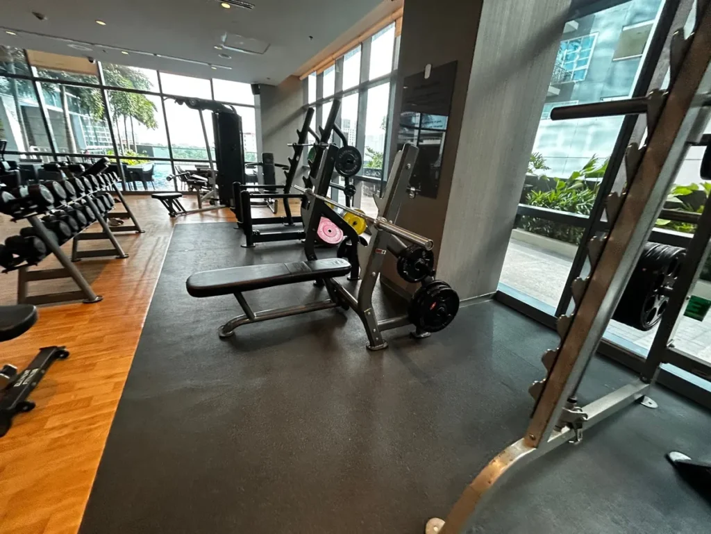 필리핀 막탄 QQ어학원 외부숙소 헬스장 벤치프레스와 스쿼트랙