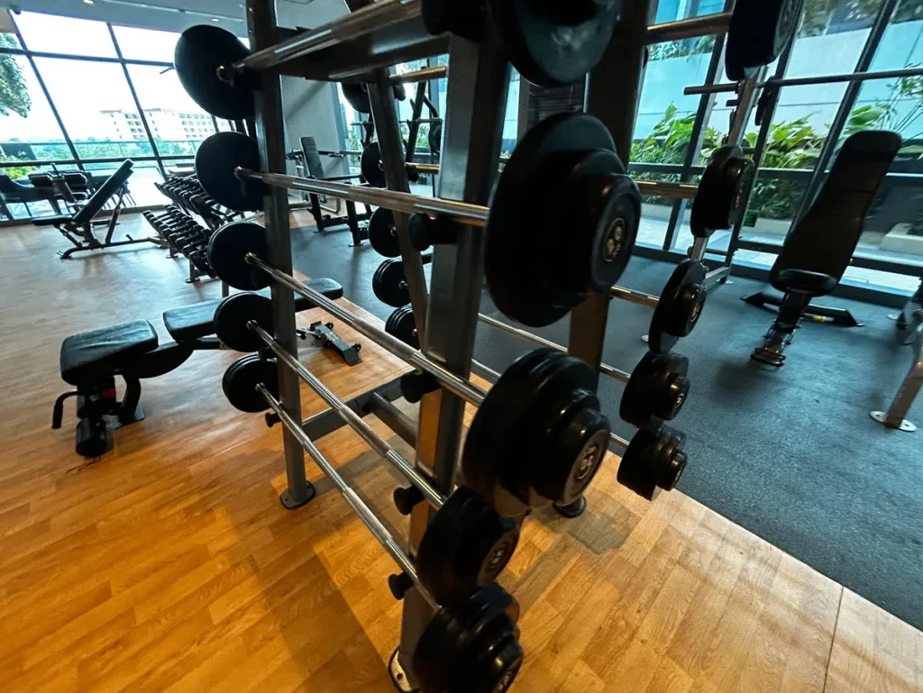 필리핀 막탄 QQ어학원 외부숙소 헬스장 바벨 덤벨 진열랙
