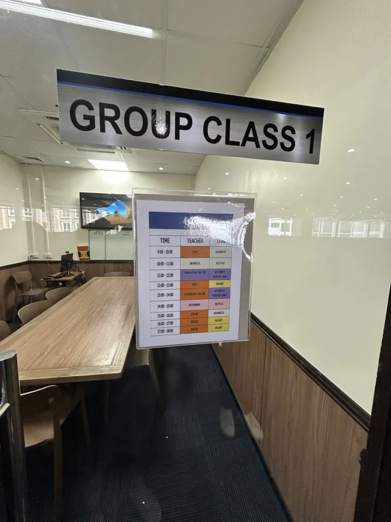필리핀 막탄 QQ어학원 GROUP CLASS 1 안내판과 수업 시간표