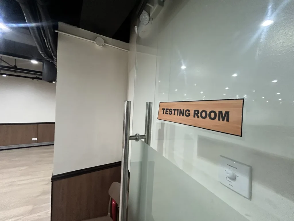 필리핀 막탄 QQ어학원 유리문 TESTING ROOM 세미나실 입구