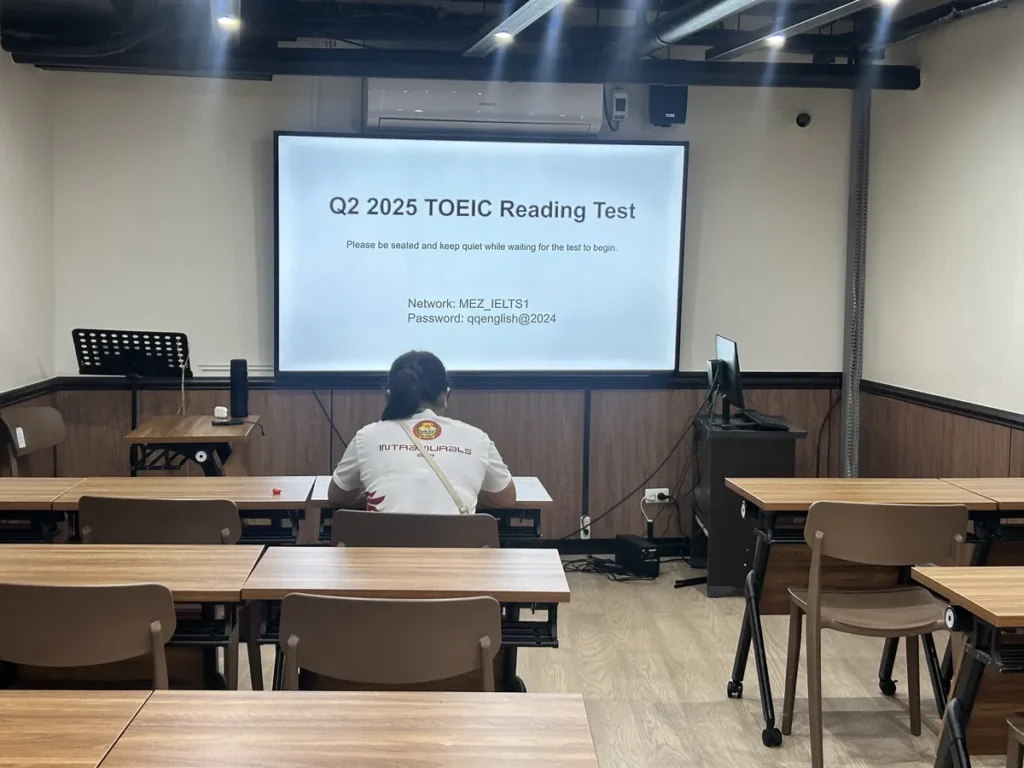 필리핀 막탄 QQ어학원 대형 스크린의 TOEIC 시험 세미나실
