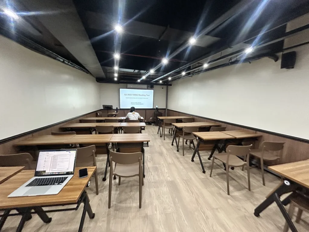 필리핀 막탄 QQ어학원 책상이 정렬된 넓은 시험 세미나실