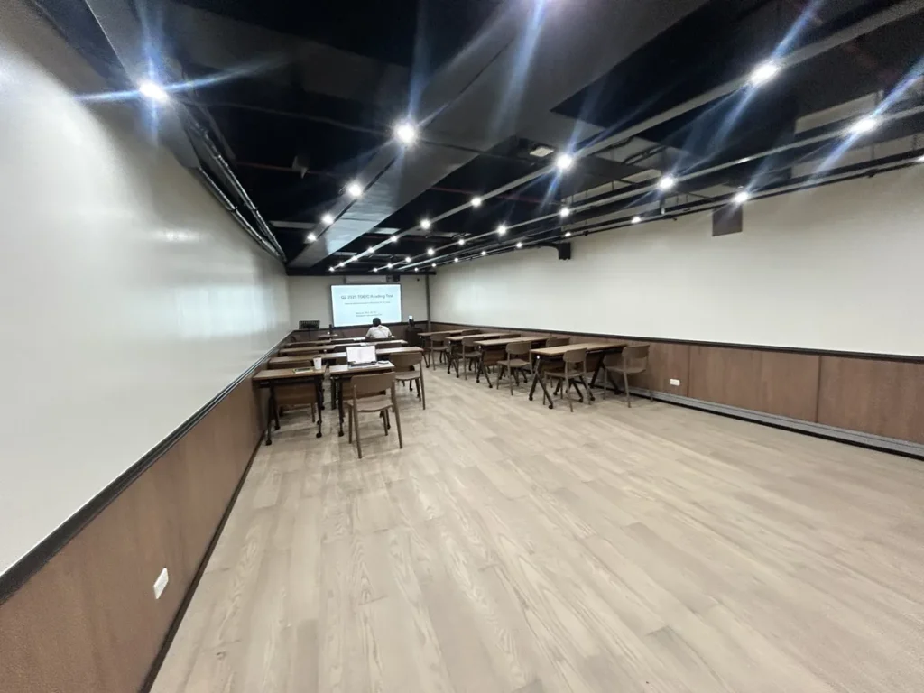 필리핀 막탄 QQ어학원 우드플로어가 깔린 넓은 세미나실 전경