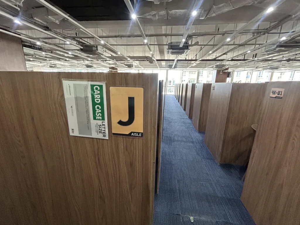 필리핀 막탄 QQ어학원 J 통로 안내판이 붙은 수업 부스 복도
