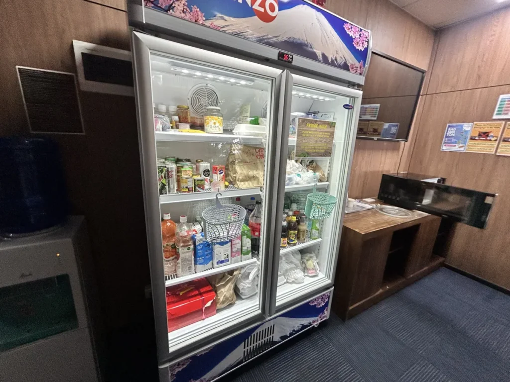 필리핀 막탄 QQ어학원 음료와 간식이 채워진 매점 쇼케이스 냉장고