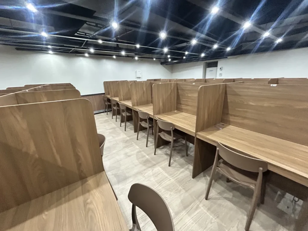 필리핀 막탄 QQ어학원 원목 칸막이 개인 좌석 자습실