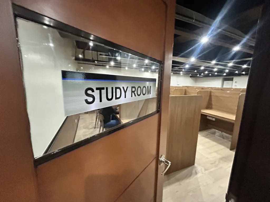 필리핀 막탄 QQ어학원 STUDY ROOM 안내판이 보이는 자습실 입구