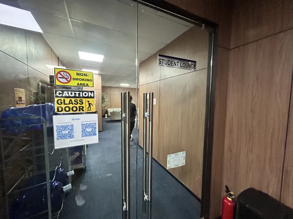 필리핀 막탄 QQ어학원 STUDENT LOUNGE 유리문 학생 라운지 입구