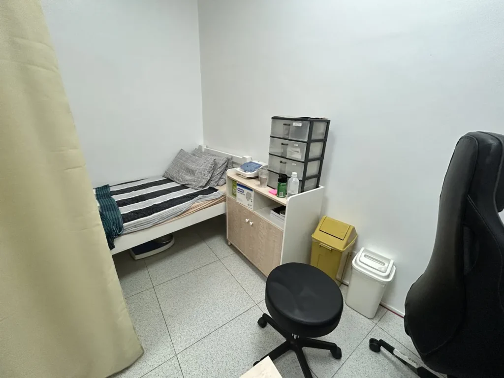 필리핀 막탄 QQ어학원 침대와 수납장이 있는 의무실 진료실