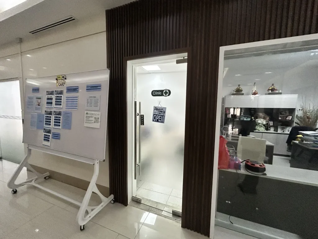 필리핀 막탄 QQ어학원 게시판 옆 Clinic 의무실 출입구 전경