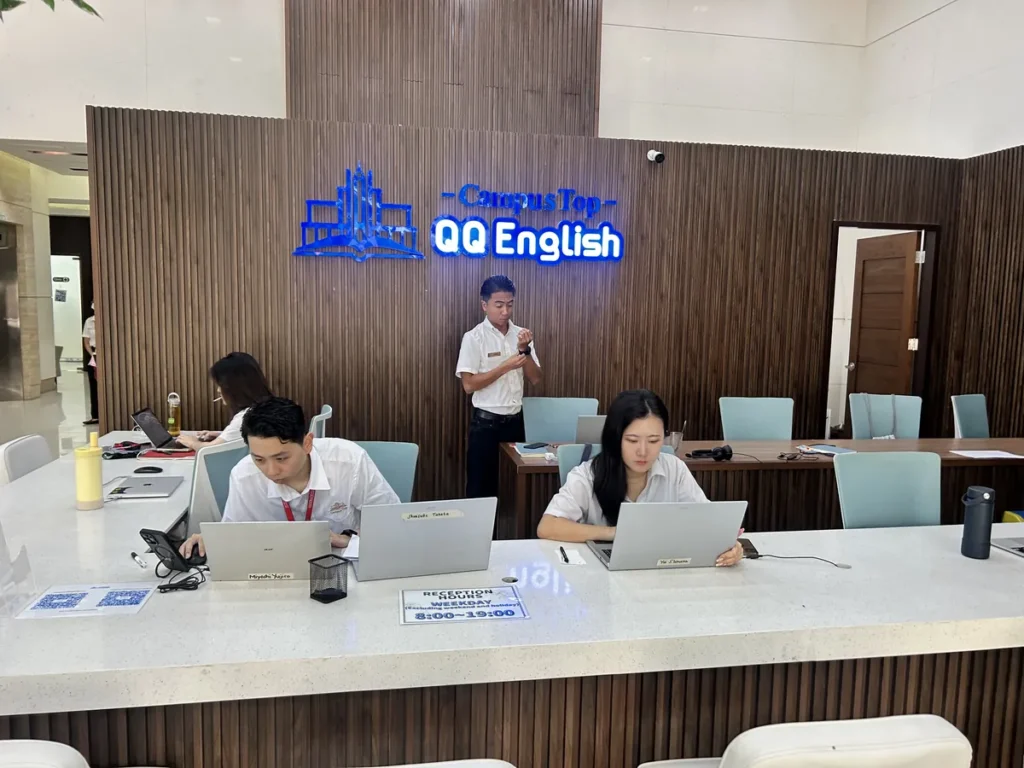 필리핀 막탄 QQ어학원 QQ English 로고가 걸린 메인 리셉션