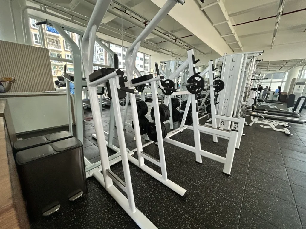 필리핀 막탄 QQ어학원 프리웨이트 기구가 배치된 헬스장
