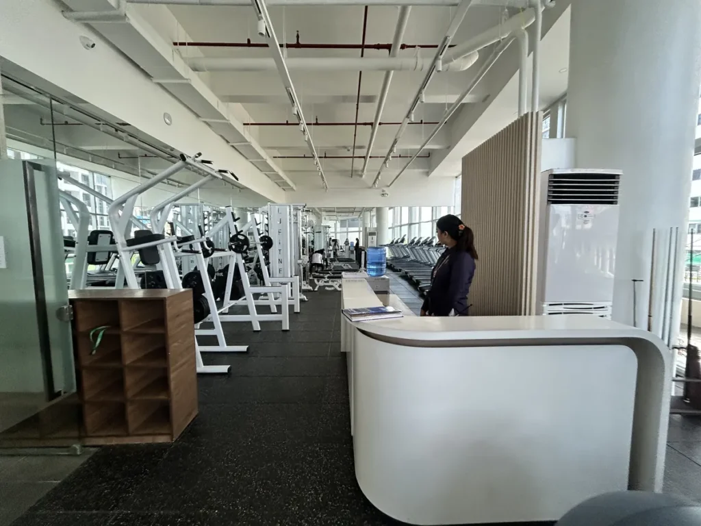 필리핀 막탄 QQ어학원 안내 데스크와 운동기구가 있는 헬스장 전경