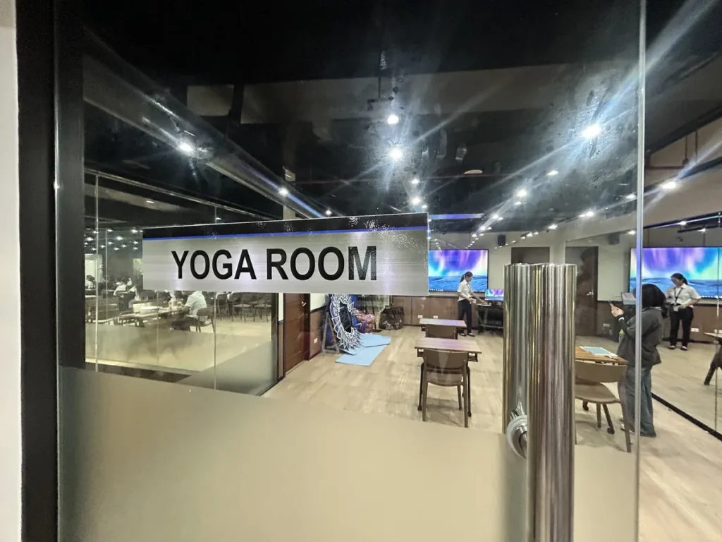 필리핀 막탄 QQ어학원 YOGA ROOM 유리문 너머 요가 운동 공간